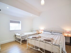 3 bedrooms, free WiFi - 3 bedroom accommodation in Murton, near York (Murton, near York)