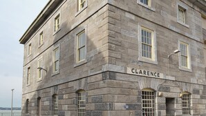 Un bâtiment en pierre sur lequel on peut lire le nom « CLARENCE ».