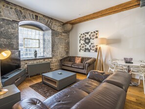 TV - 2 bedroom accommodation in Plymouth (Plymouth)