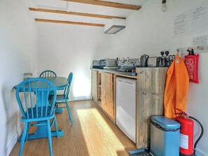 Dining - Staddlestone Barn - UKC8984 (Romsey)
