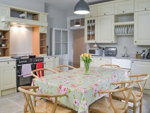 Dishwasher, high chair - Mayflower Apartment-UKC93 (Plymouth)