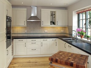 Dishwasher, high chair - 3 bedroom accommodation in Kingham, near Chipping Norton (Kingham, near Chipping Norton)