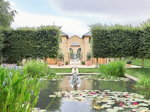 Property grounds - 3 bedroom accommodation in Kingham, near Chipping Norton (Kingham, near Chipping Norton)