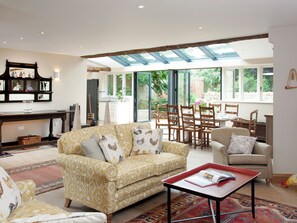 TV - 3 bedroom accommodation in Kingham, near Chipping Norton (Kingham, near Chipping Norton)