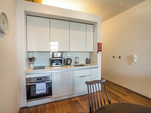 Dishwasher, high chair - 1 bedroom accommodation in Plymouth (Plymouth)