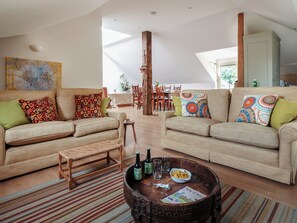 TV - 2 bedroom accommodation in Kingham, near Chipping Norton (Kingham, near Chipping Norton)