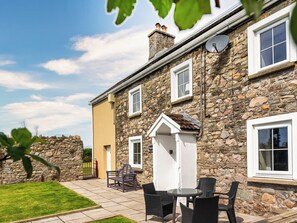 Outdoor dining - 3 bedroom accommodation in Kidwelly (Kidwelly)