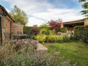 Outdoor dining - 3 bedroom accommodation in Brayton, Selby (Brayton, Selby)