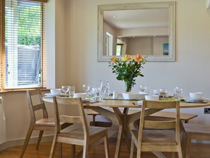Dining - 3 bedroom accommodation in Llangunllo, near Knighton (Llangunllo, near Knighton)
