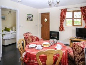 Dining - 1 bedroom accommodation in Bickley, near Malpas (Bickley, near Malpas)