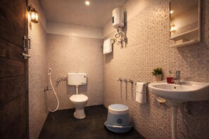Deluxe Double Room, Patio, Mountain View | Bathroom | Free toiletries, towels, soap, shampoo - Loxtel Kodai (Kodaikanal)