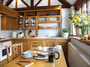 Dishwasher, high chair - Beechnut Cottage - UKC4653 (Swerford, near Chipping Norton)