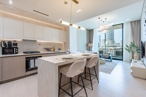 Fridge, microwave, oven, stovetop - Chic 1BR Next to a Community Park,Just a Few Minutes Drive from Cricket Stadium (Dubai)