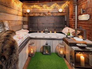 Spa - 2 bedroom accommodation in Wrenbury, near Nantwich (Wrenbury, near Nantwich)