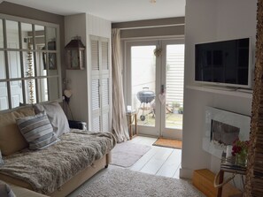 TV - 1 bedroom accommodation in Wrenbury, near Nantwich (Wrenbury, near Nantwich)