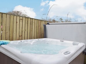 Outdoor spa tub - 2 bedroom accommodation in Kidwelly (Kidwelly)