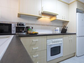 Fridge, microwave, oven, coffee/tea maker - Sunstay Gran Cardenal Flat II Torremolinos (Torremolinos)