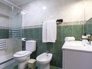 Shower, towels - Sunstay Gran Cardenal Flat II Torremolinos (Torremolinos)