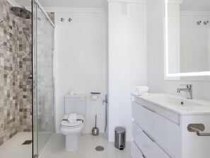 Shower, hair dryer, towels - Sunstay Adriana Flat II Fuengirola (Fuengirola)