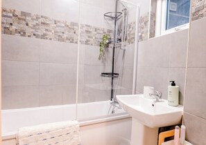 Eco-friendly toiletries, hair dryer, towels, soap - The Cosy Corner Central Reading near Station (Reading)