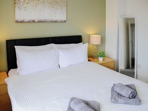 4 bedrooms, free WiFi - St Mary's Avenue House (Stanwell)