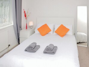 4 bedrooms, free WiFi - St Mary's Crescent House (Stanwell)