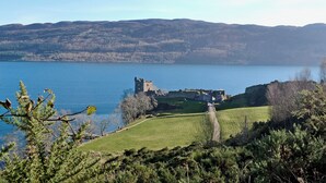 A historic castle by a lake with surrounding hills. - Raven Wing 11 - Kintail Apartment - UKC4883 (Fort Augustus)