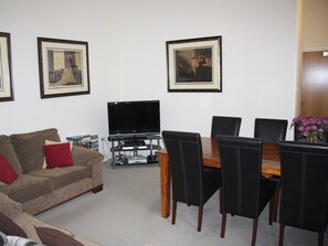 TV - Moat House 1 - UKC4887 (Fort Augustus)