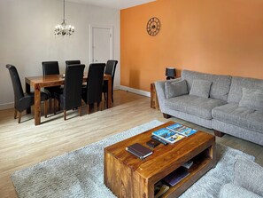 TV - Moat House 6 - UKC4889 (Fort Augustus)