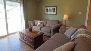A living room with a sofa set, a wooden coffee table, a lamp, and a framed picture on the wall. - Cottage 7 - Skye Cottage - ukc4884 (Fort Augustus)