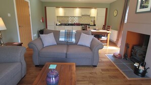 A living room with a sofa, a coffee table, and a fireplace. - Cottage 7 - Skye Cottage - ukc4884 (Fort Augustus)