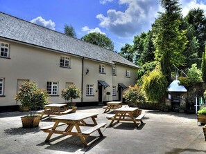 Outdoor dining - Number One - UKC4963 (Tawstock, near Barnstaple)