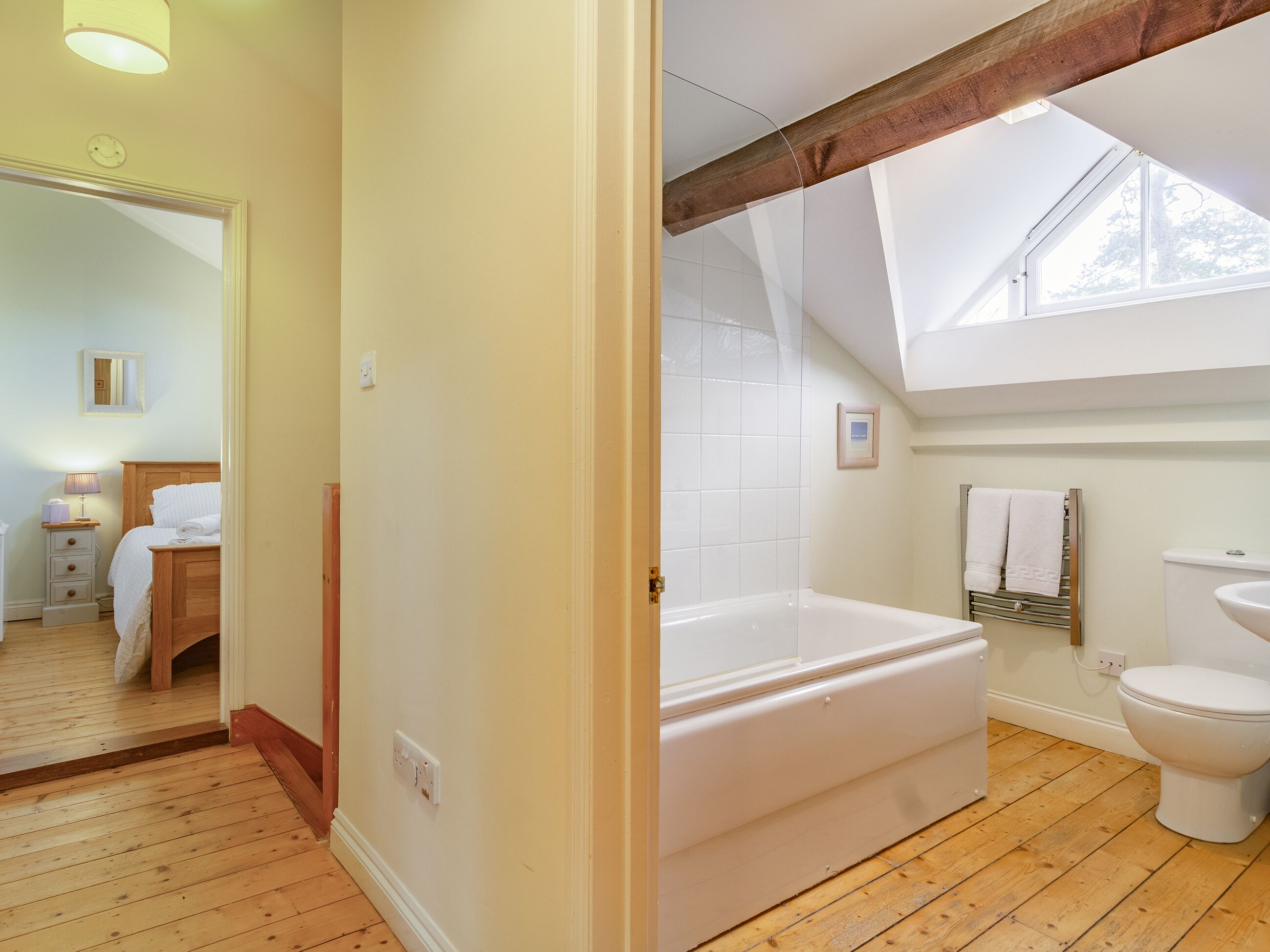 Une salle de bain avec une baignoire, des toilettes et un lavabo.