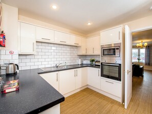 Dishwasher, high chair - Ptarmigan Cottage-UKC5041 (Aviemore)
