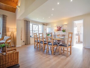 Dining - Eagle 3 Star - UKC5056 (Aviemore)