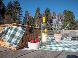 Outdoor dining - Eagle 3 Star - UKC5056 (Aviemore)