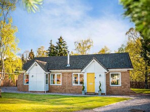 Exterior - Golden Eagle-UKC5057 (Aviemore)