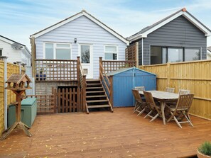 Outdoor dining - 3 bedroom accommodation in Gurnard, near Cowes (Gurnard, near Cowes)