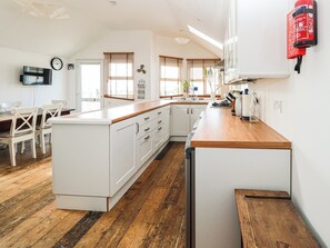 Dishwasher - 3 bedroom accommodation in Gurnard, near Cowes (Gurnard, near Cowes)