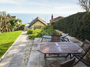 Outdoor dining - Bonito is situated in Ventnor with panoramic sea views. (Ventnor)
