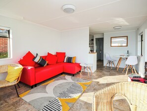 TV - Bonito is situated in Ventnor with panoramic sea views. (Ventnor)