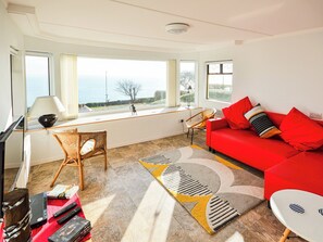 TV - Bonito is situated in Ventnor with panoramic sea views. (Ventnor)