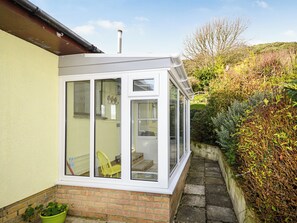 Terrace/patio - Bonito is situated in Ventnor with panoramic sea views. (Ventnor)