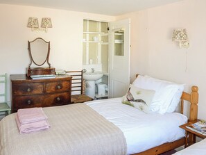 2 bedrooms, free WiFi - Enjoy a day on the beach, which lies just ½ mile from this delightful cottage. (Yarmouth)