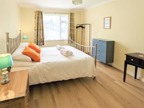 2 bedrooms, free WiFi - Hilltops is ideally situated to explore all the Island of Wight has to offer. (Wroxall, near Ventnor)