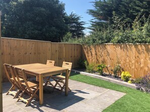 Outdoor dining - Queen Bower Farm Lodge (Alverstone, near Sandown)