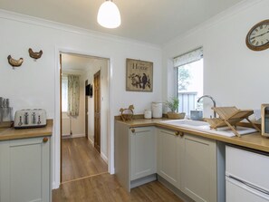 Private kitchen - Queen Bower Farm Lodge (Alverstone, near Sandown)