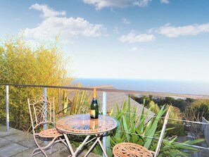 Outdoor dining - 3 bedroom accommodation in Ventnor (Ventnor)