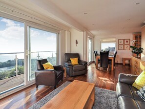 TV - 3 bedroom accommodation in Ventnor (Ventnor)