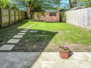 Property grounds - 2 bedroom accommodation in Freshwater (Freshwater)
